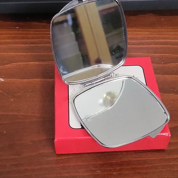 Hinged compact double mirrors - Picture 3 of 4